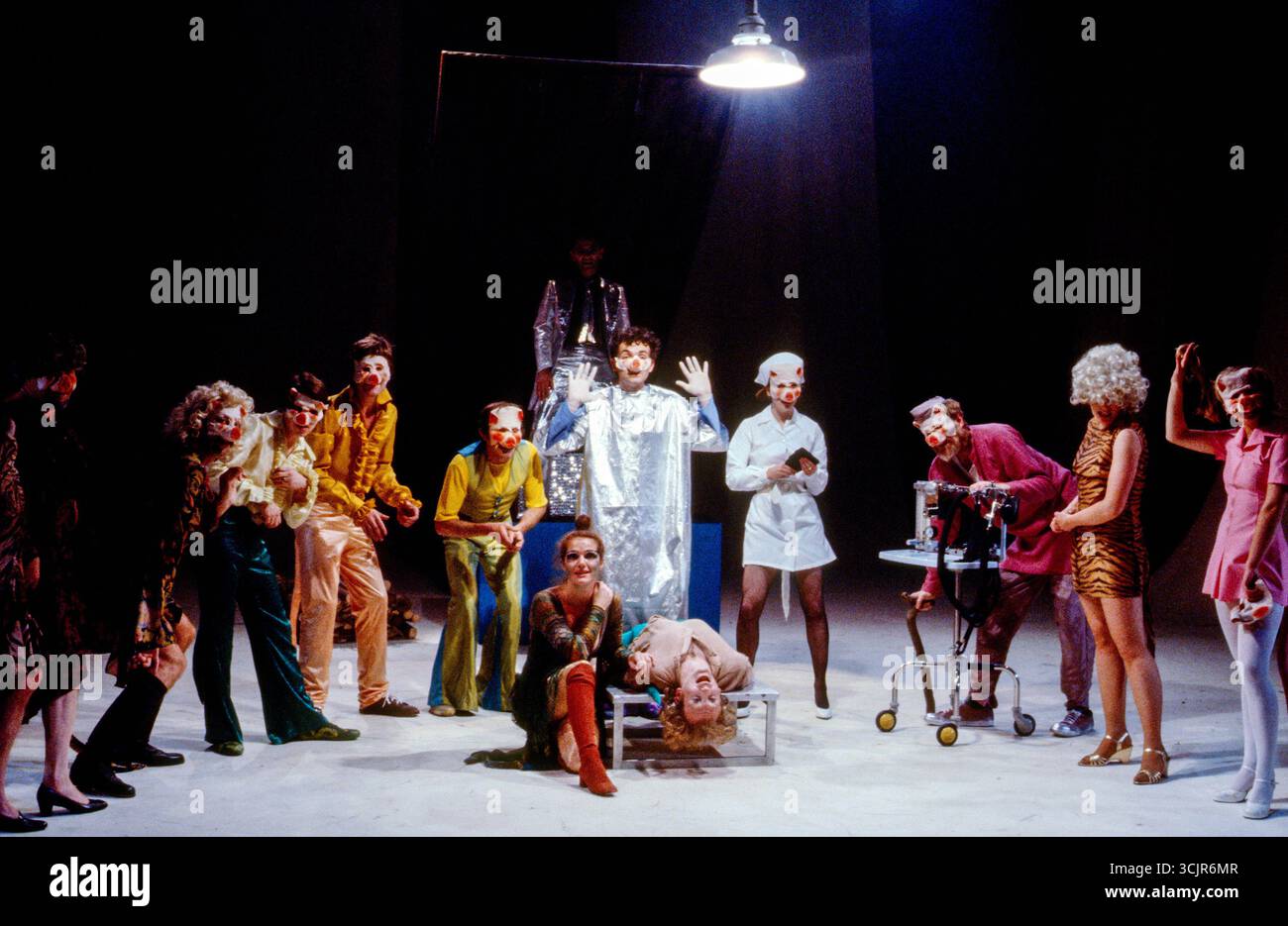 Center, Upside Down: Ian McDiarmid (Peer Gynt) in PEER GYNT di Henrik Ibsen alla Oxford Playhouse, Oxford, Inghilterra 1980 adattamento: Adrian Mitchell traduzione inglese: Karin Bamborough design: Nadine Baylis illuminazione: David Colmer coreografo: Terry Gilbert regista: Gordon McDougall Foto Stock