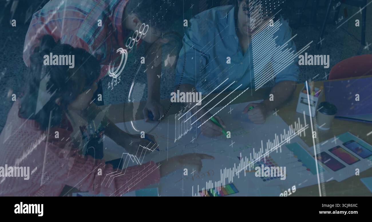 Tre colleghi che si appoggiano ed evidenziano campioni e grafici in ufficio con evidenziatori verdi Foto Stock