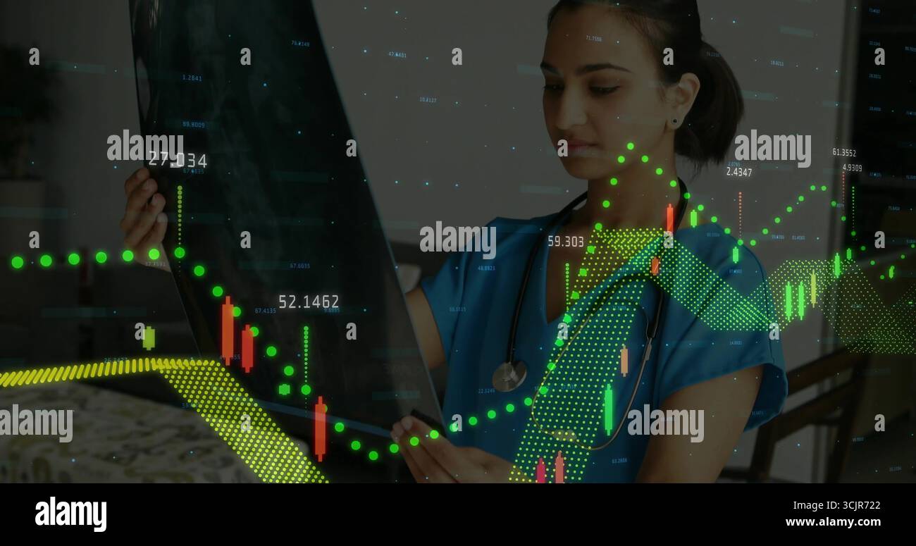 Dottore in scrub che studia pellicole radiografiche in ufficio, con carte finanziarie digitali stetoscopio Foto Stock