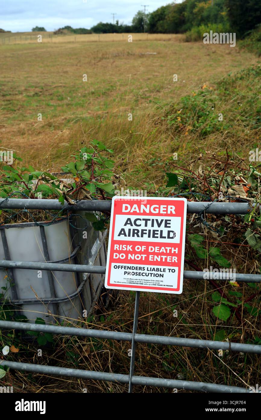 Cartello segnaletico per aeroporto attivo, Mead Lane, Saltford vicino a Bath, Somerset Foto Stock