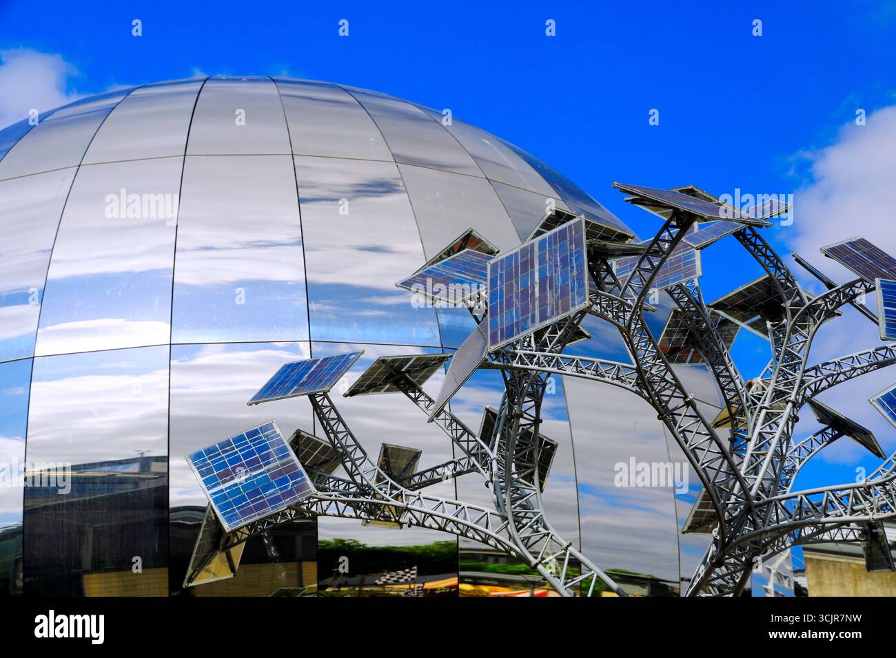 L'Energy Tree dell'artista locale John Packer, diversi pannelli solari che forniscono punti di ricarica dell'elettricità gratuita, Millennium Square, Bristol. Foto Stock