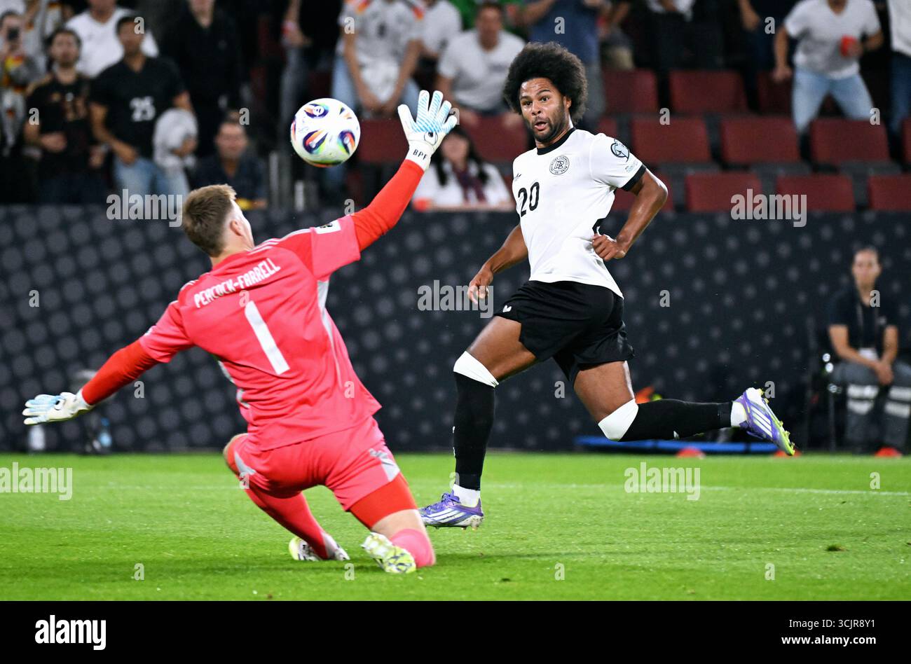 Fussball, LŠnderspiel, Herren, WM-Qualifikation, Rhein-energie-Stadion Kšln: Deutschland - Nordirland; Serge Gnabry (GER) erzielt das Tor zum 1:0 gegen Bailey Peacock-Farrell (NIR). Aktion Foto Stock