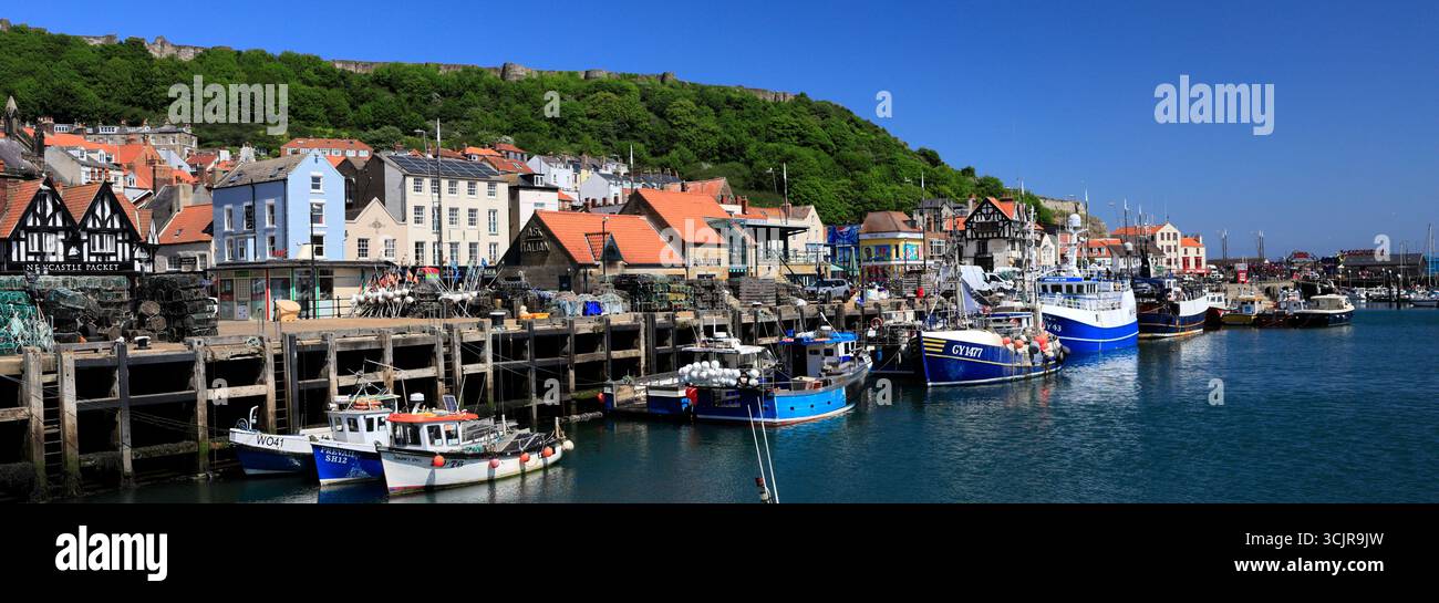 Barche da pesca a Scarborough Old Harbour, Yorkshire, Inghilterra, Regno Unito Foto Stock