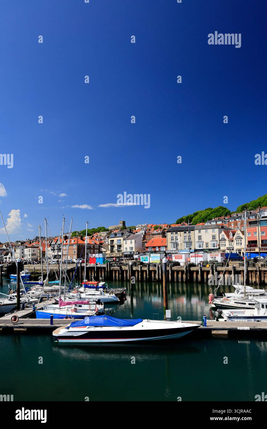 Barche da pesca a Scarborough Old Harbour, Yorkshire, Inghilterra, Regno Unito Foto Stock