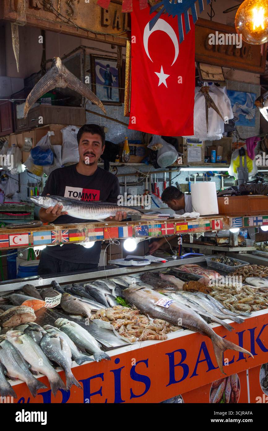 Uomo che detiene il pesce, mercato ittico di Fethiye, Fethiye, provincia di Mugla, Turchia Foto Stock