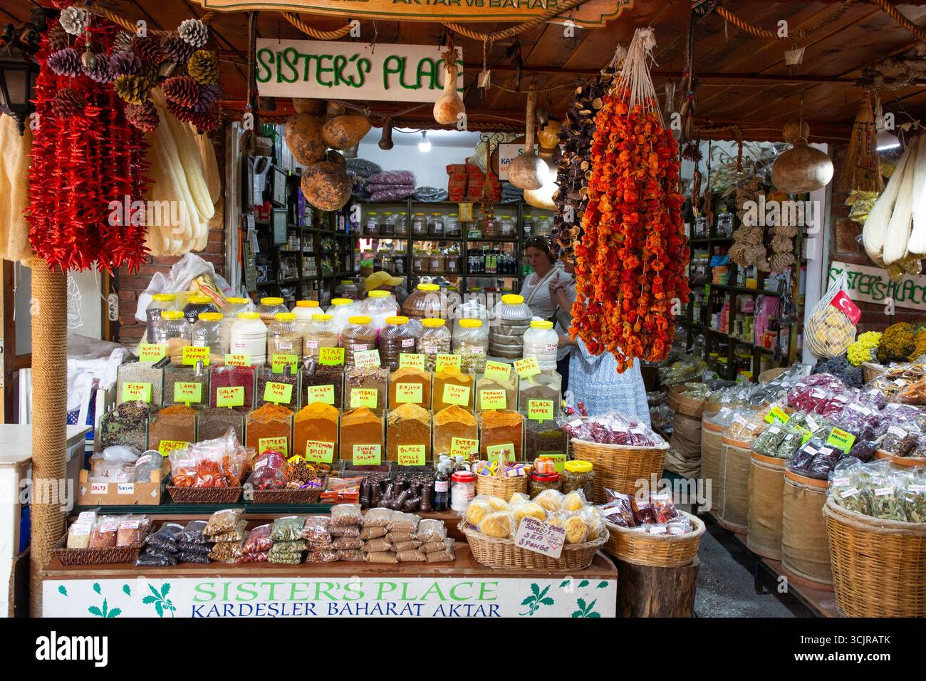 Negozio di spezie, mercato della città vecchia, Paspatur, Fethiye, provincia di Mugla, Turchia Foto Stock
