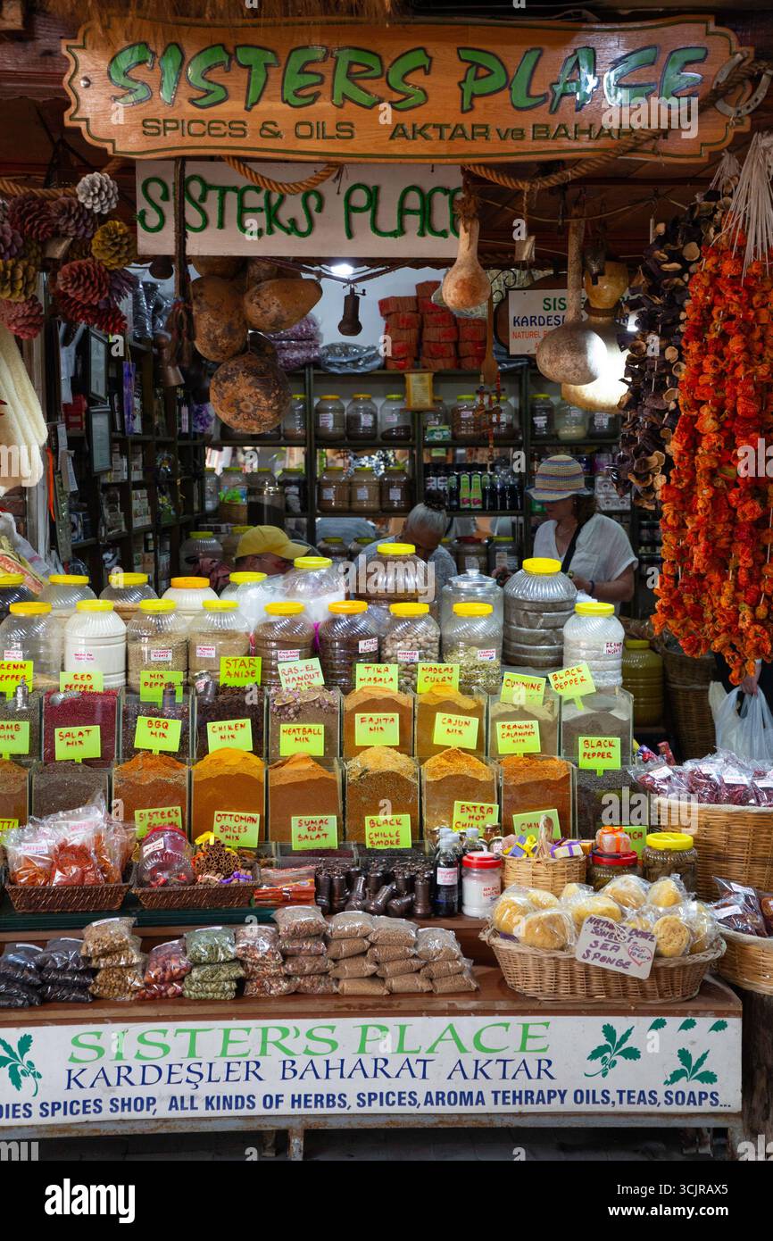 Negozio di spezie, mercato della città vecchia, Paspatur, Fethiye, provincia di Mugla, Turchia Foto Stock