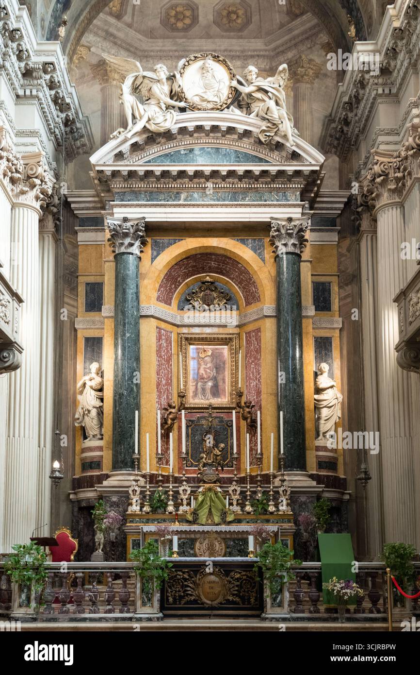 BOLOGNA, ITALIA - 23 agosto 2025: Interno della chiesa barocca di Santa Maria della vita progettato nell'anno 1787 da Giuseppe Tubertini, Bologna, Italia Foto Stock