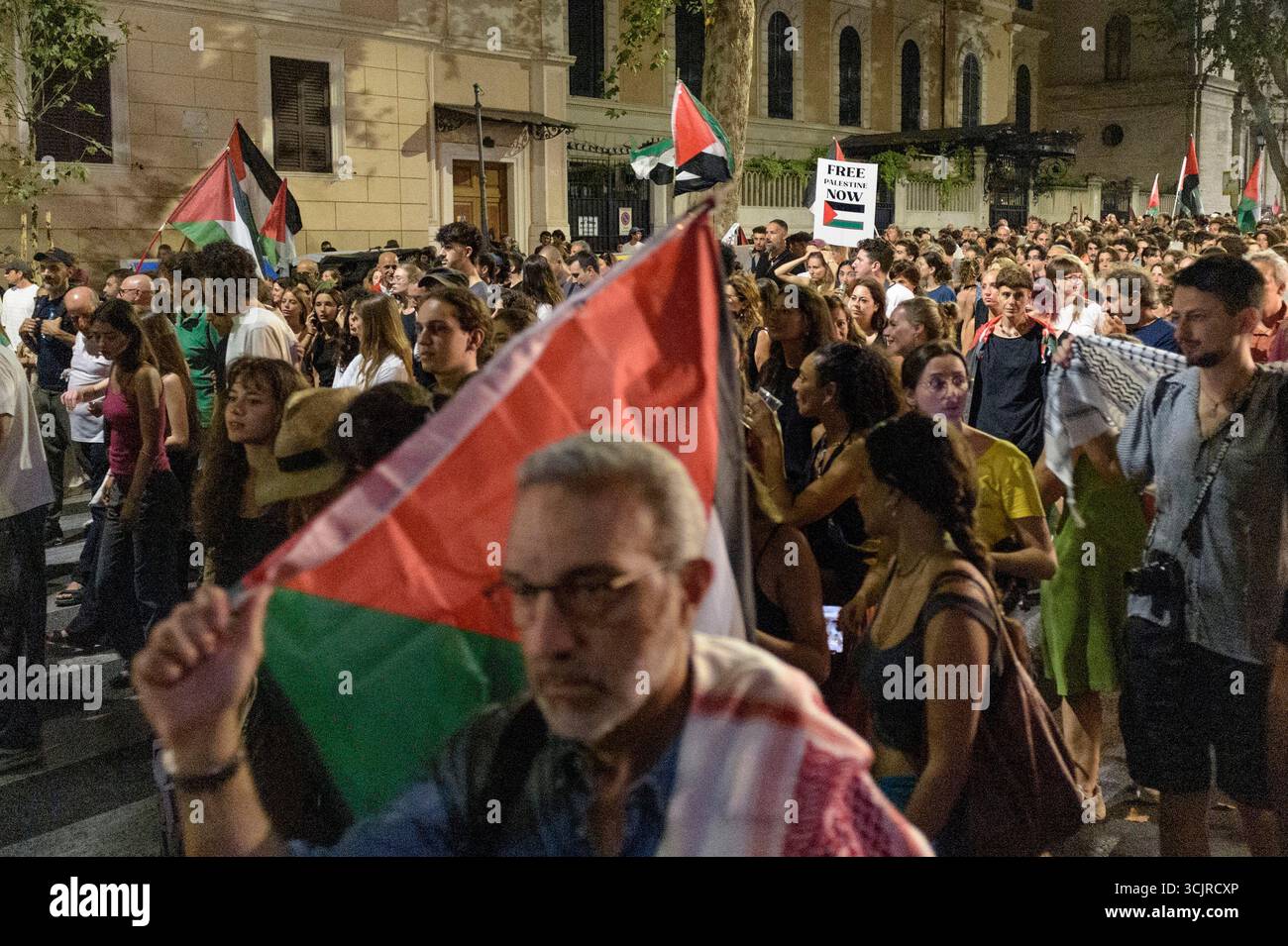 Roma, Italia. 7 settembre 2025. Un segno con lo slogan "palestina libera ora” sopra le teste dei manifestanti in marcia ondeggia in occasione della manifestazione organizzata dal movimento globale a Gaza a sostegno della missione umanitaria globale Sumud Flotilla e del popolo palestinese a Roma. Migliaia di persone (10.000 secondo le forze dell'ordine, 5.000, 30.000, o 50.000 a seconda della fonte) hanno partecipato alla marcia a Roma organizzata dalla delegazione italiana del movimento globale a Gaza, promotore della Flotilla globale Sumud. La marcia prevedeva l'apertura di un ronzio immediato Foto Stock