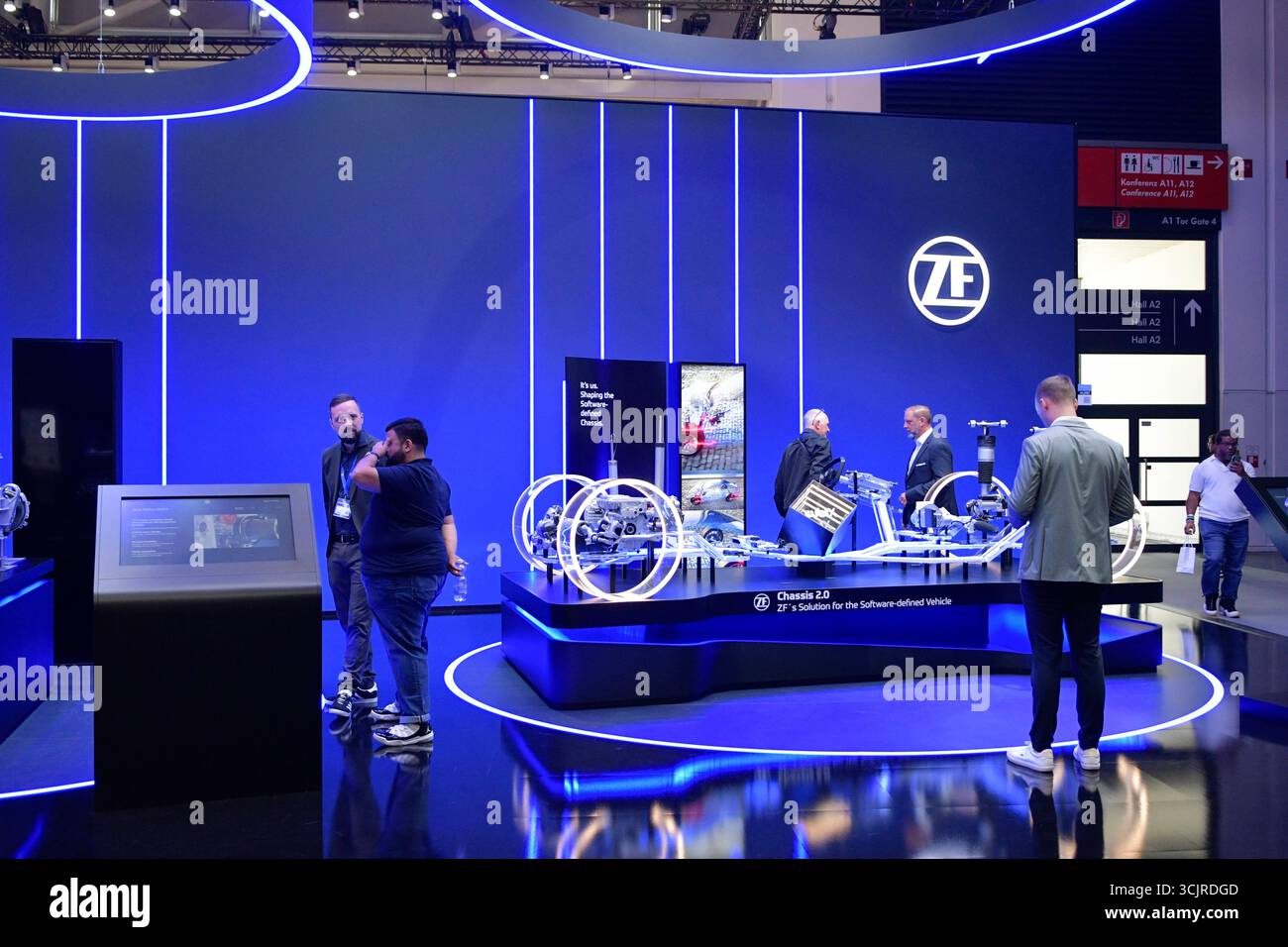 Messestand ZF Autozulieferer auf IAA Mobility Messestand ZF Autozulieferer auf IAA Mobility *** stand del fornitore di automobili ZF presso IAA Mobility ZF automo Foto Stock
