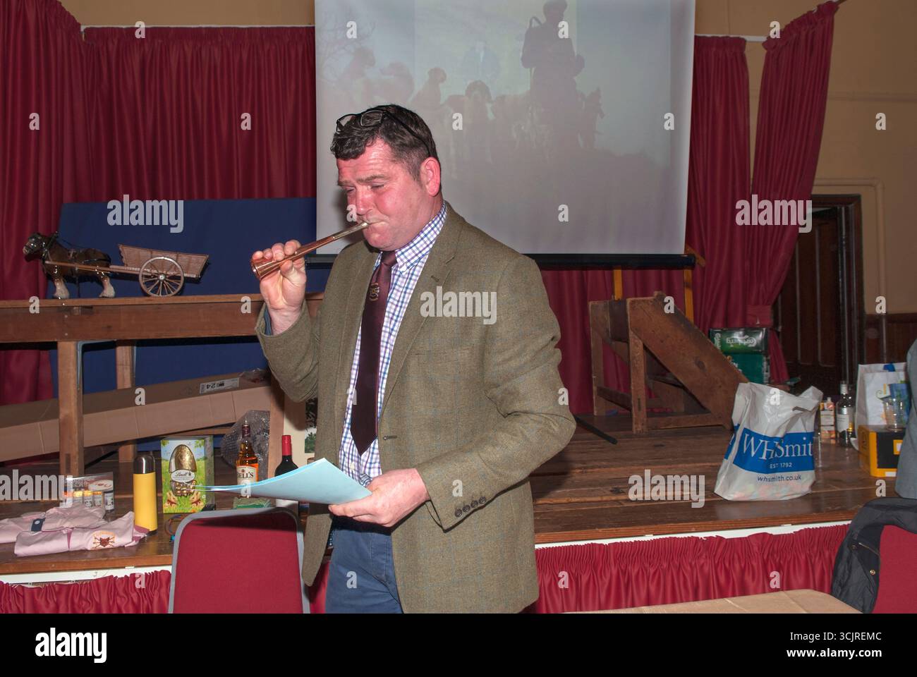 Gara "Blowing the Hunting Horn" alla Coniston Foxhounds Troutbeck Mayor Making Ceremony, tenutasi presso il Troutbeck Institute (sala del villaggio). Troutbeck, Cumbria, Inghilterra 23 febbraio 2018 UK 2010s HOMER SYKES Foto Stock