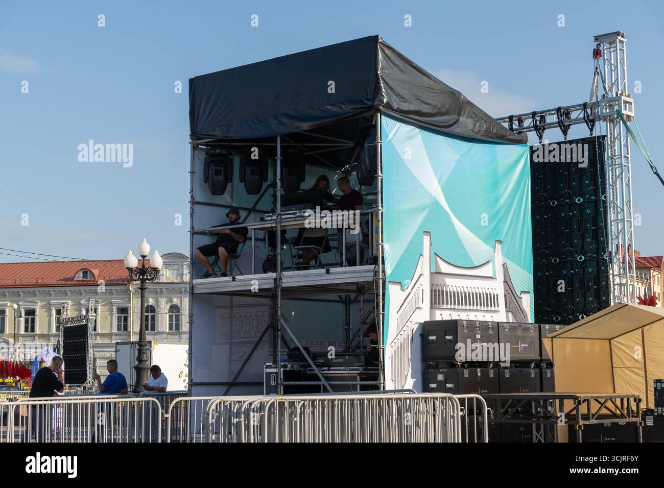 Grodno, Bielorussia - 5 settembre 2025: Lavoratori che allestiscono il sistema audio per un concerto presso la sede dell'evento celebrativo della giornata della città. Foto Stock