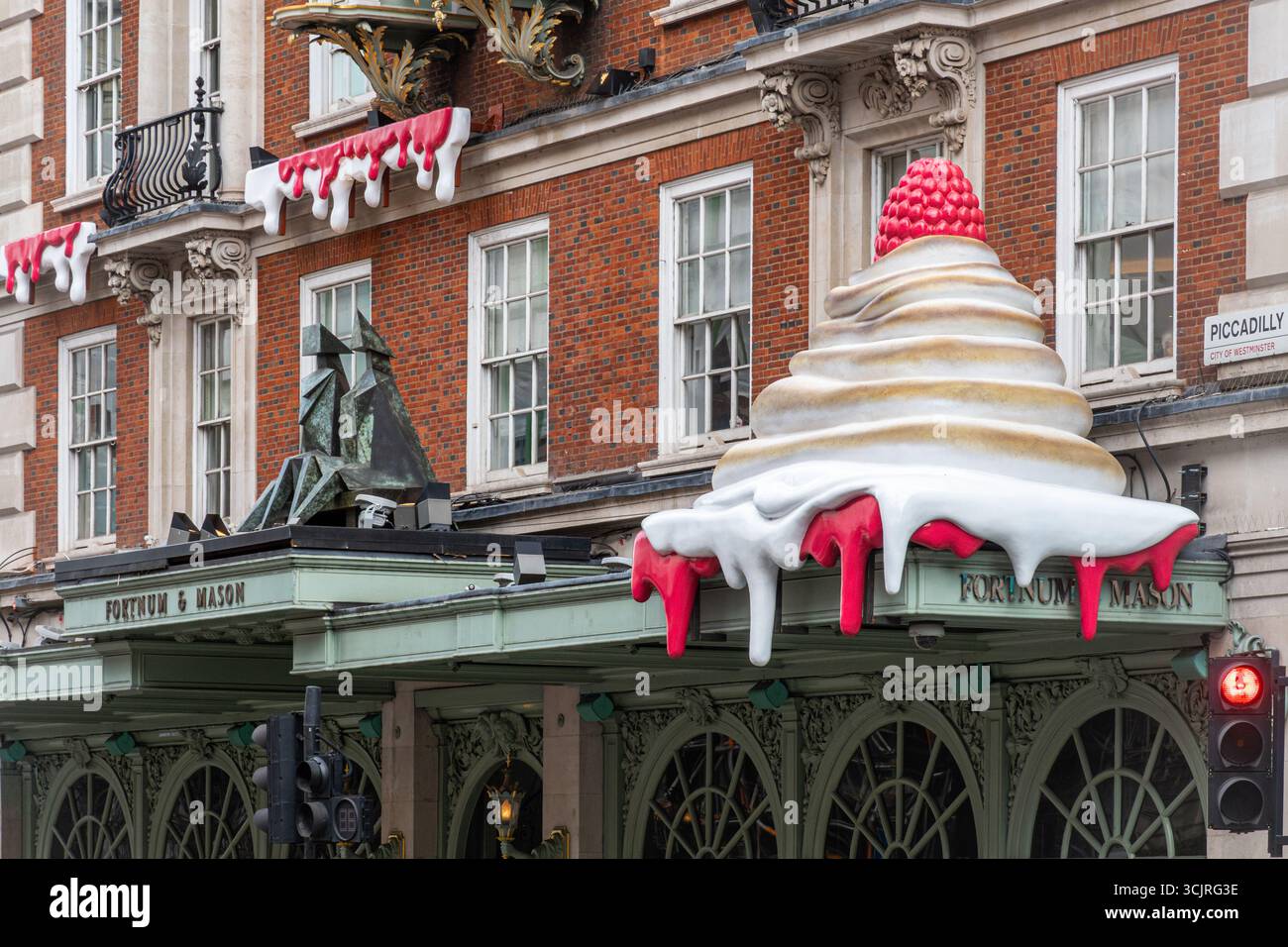 Illustrazione o scultura di un cono di gelato gigante fuori Fortnum & Mason, un grande magazzino di lusso a Piccadilly, Londra, Inghilterra, Regno Unito, estate 2025 Foto Stock