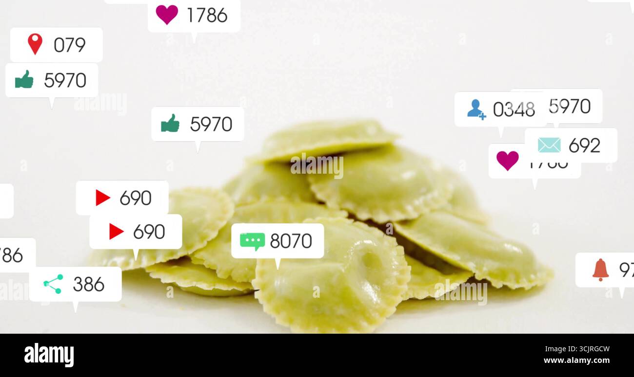 Icone fluttuanti dei social media che circondano una pila di quadrati gialli di ravioli su superficie bianca, tema digitale Foto Stock