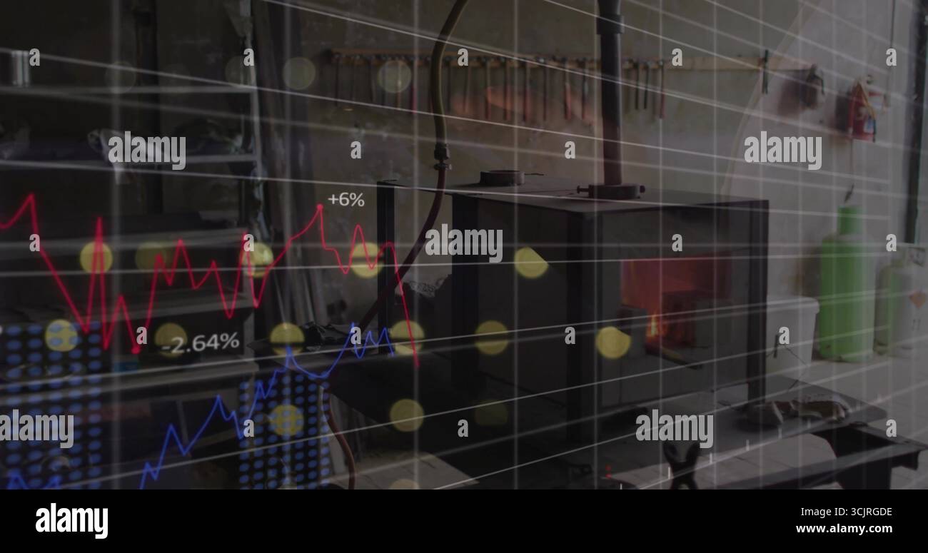 Forno in metallo nero incandescente che riscalda il metallo in officina, con tubo flessibile del gas, rack portautensili e sovrapposizione dati Foto Stock