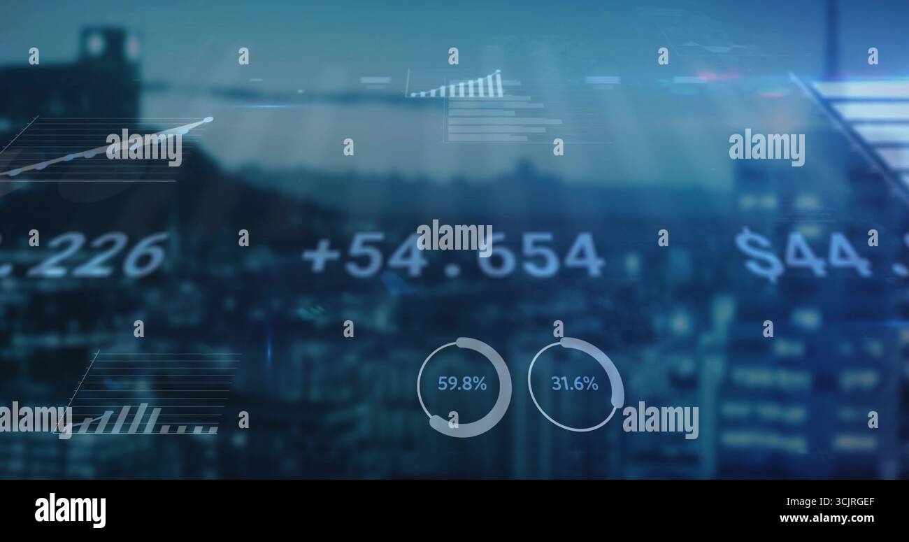 La visualizzazione di dashboard finanziari si sovrappone al tramonto dello skyline, con grafici e metriche traslucidi Foto Stock