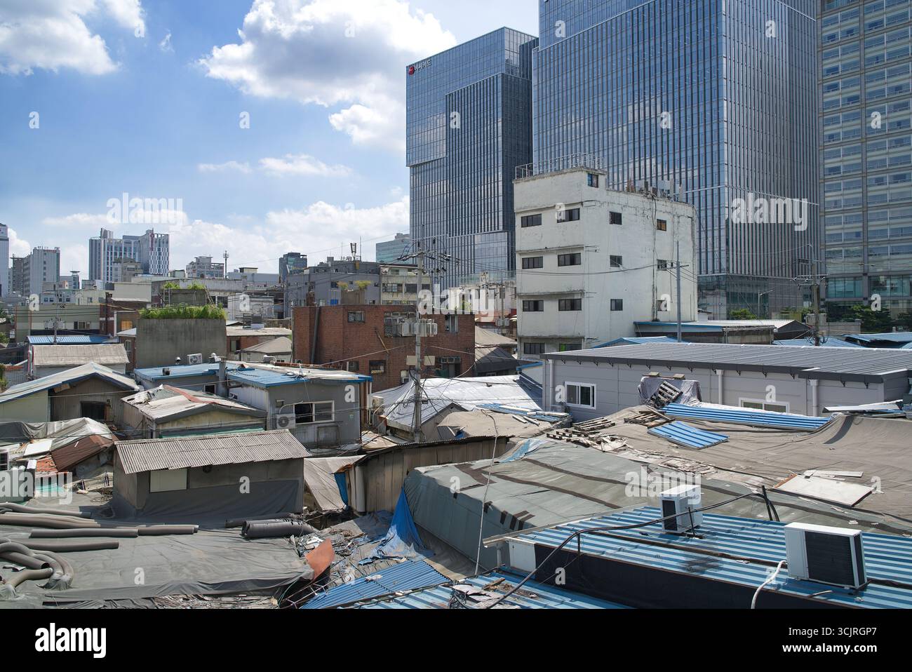 Vecchi tetti della zona industriale di Sallim-Dong. Tetti caotici e sporchi delle piccole officine di metallo e industriali nel centro di Seoul Foto Stock