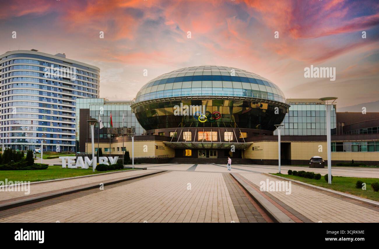 MINSK, BIELORUSSIA - 5 settembre 2025: Costruzione del Comitato Olimpico nazionale della Repubblica di Bielorussia su Pobediteley Avenue Foto Stock