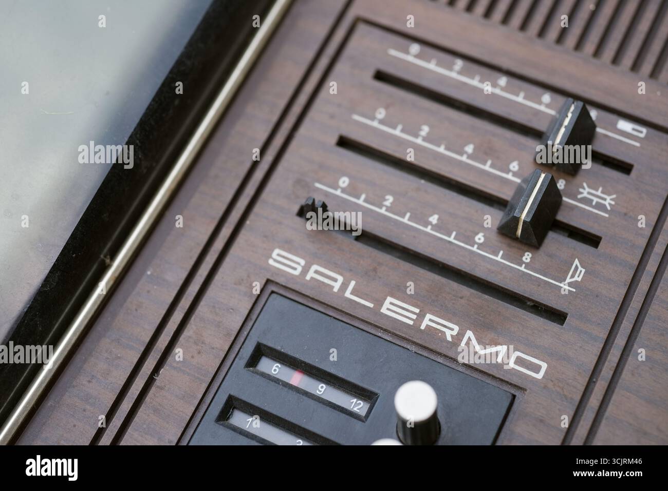 Bulanka, Repubblica Ceca, 28 agosto 2025 - primo piano del pannello di controllo della televisione vintage Tesla Salermo con cursori, pulsanti di sintonizzazione e design in legno Foto Stock