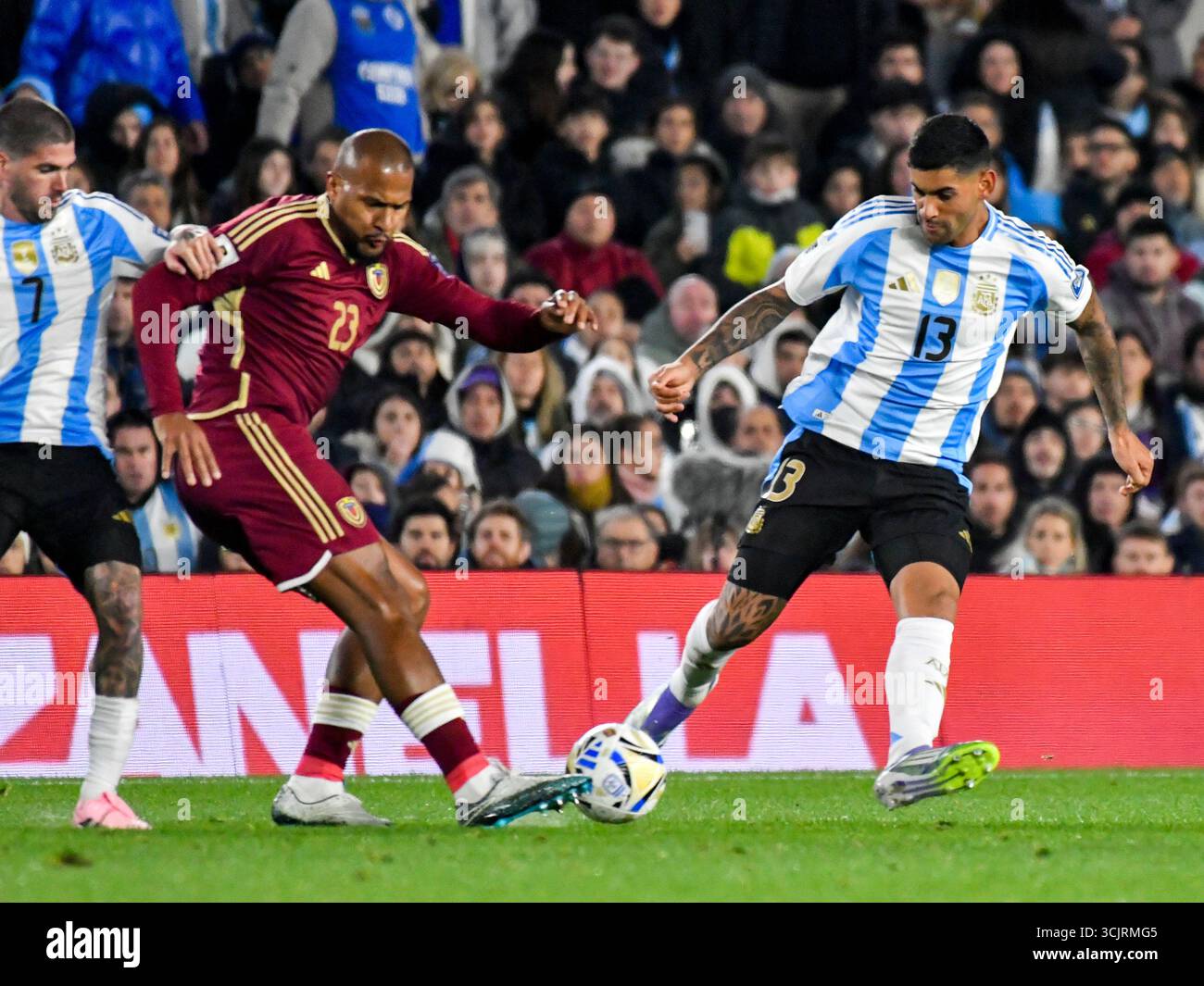 Cristian Romero (a destra) nella partita tra Argentina e Venezuela. Coppa del mondo di qualificazione sudamericana 2026 Foto Stock