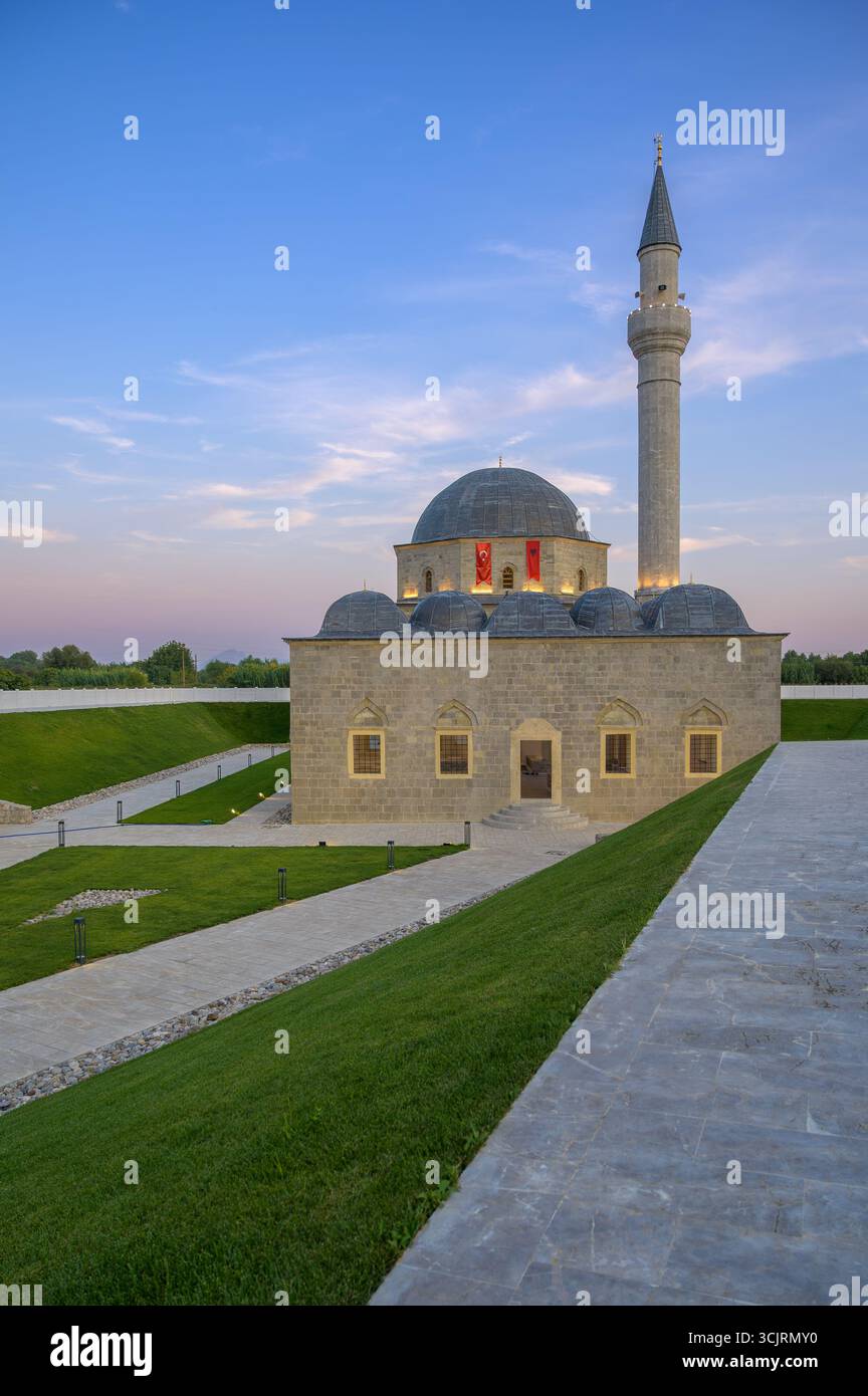 Questa moschea ottomana di Shkoder presenta una splendida architettura, specialmente al crepuscolo. Foto Stock
