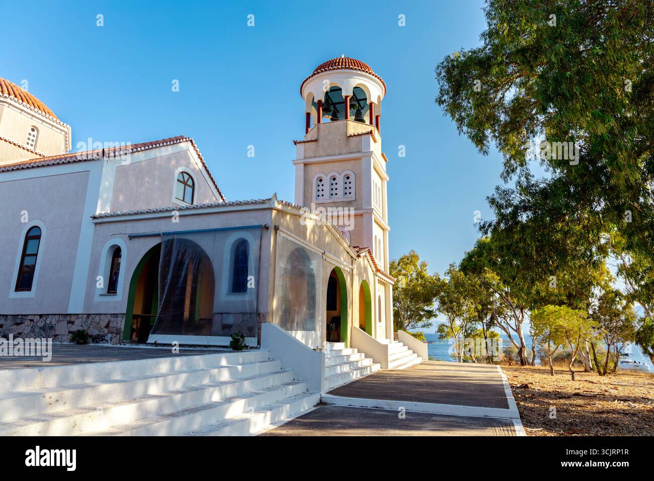 Esterno della Chiesa di Agios Sostis a Perdika, Isola di Egina, Isole Saroniche, Grecia Foto Stock