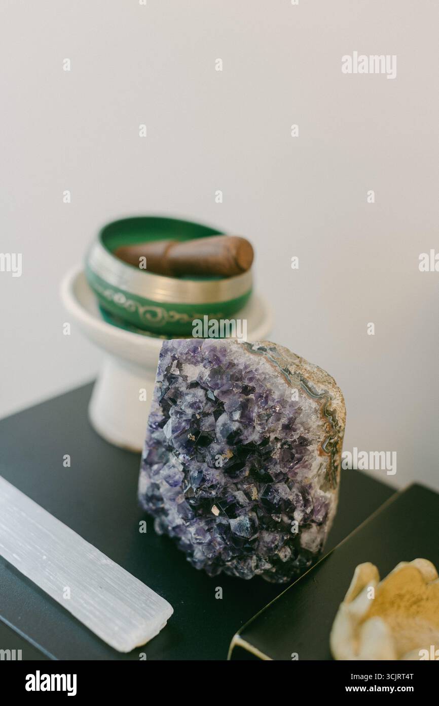 Il supporto di cristalli di ametista e incenso crea un'atmosfera tranquilla in uno spazioso ambiente interno focalizzato sul relax. Foto Stock