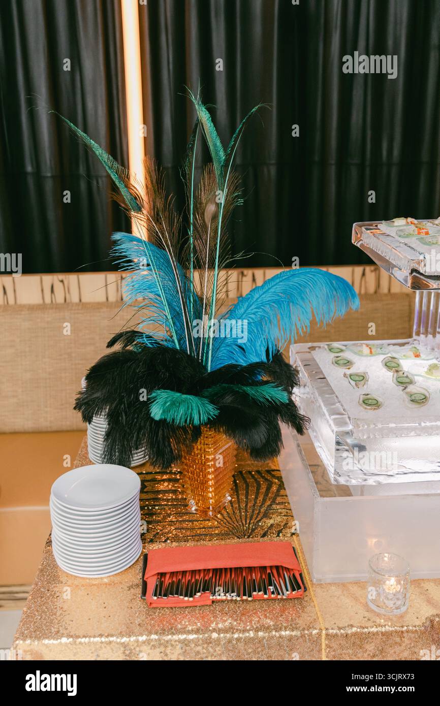 Una vivace gamma di piume abbinate a un arredamento elegante esalta l'atmosfera festosa durante una festa. Foto Stock