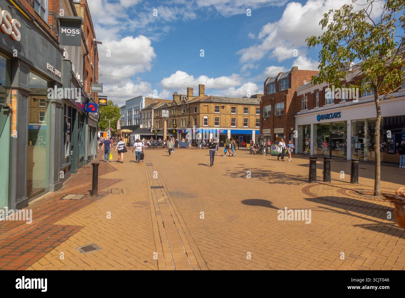 Negozi ed edifici nella zona pedonale di High Street Chelmsford Essex Foto Stock