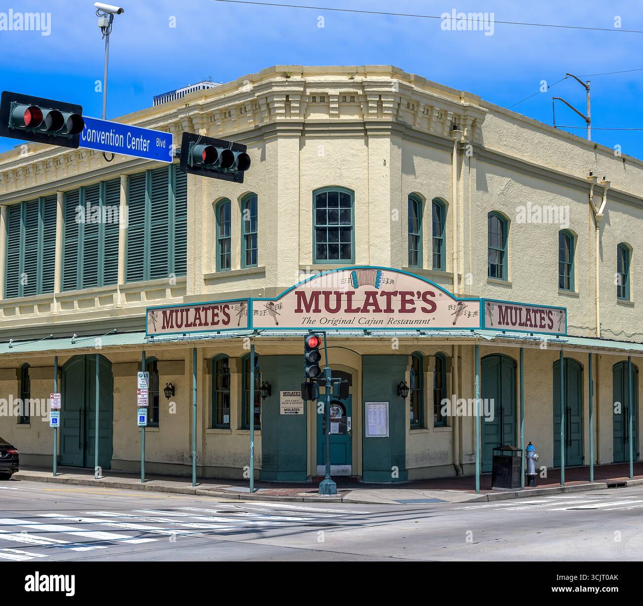 New Orleans, LA, Stati Uniti d'America - 24 agosto 2025: Mulate's Cajun Restaurant and Dance Hall sul Convention Center Boulevard nel Warehouse District Foto Stock