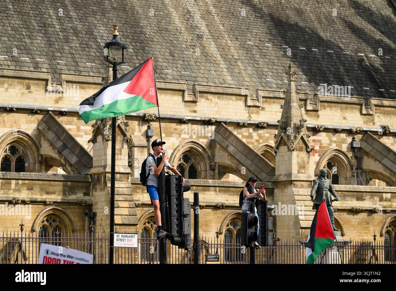 I manifestanti della manifestazione "Lift the Ban” stanno protestando contro la proscrizione del gruppo Palestine Action. L'azione palestinese è stata vietata Foto Stock
