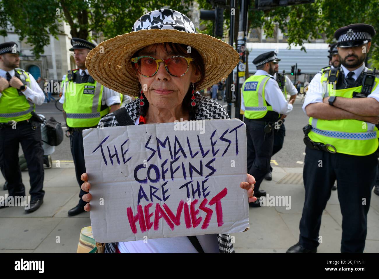 I manifestanti della manifestazione "Lift the Ban” stanno protestando contro la proscrizione del gruppo Palestine Action. L'azione palestinese è stata vietata Foto Stock