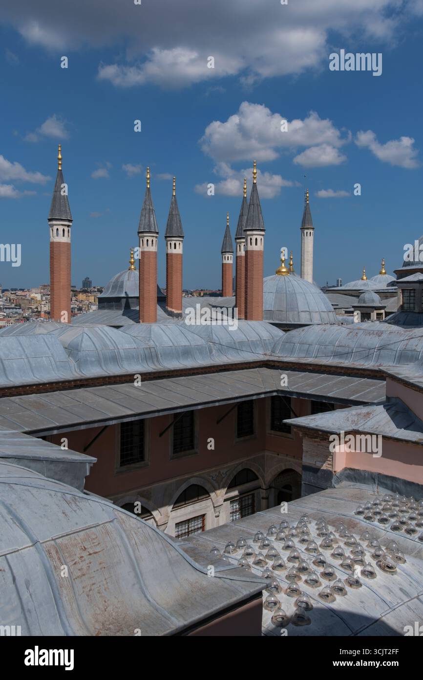 Camini del palazzo Harem di Topkapı con nuvole bianche dall'alto nel quartiere Fatih di Istanbul, Turchia Foto Stock