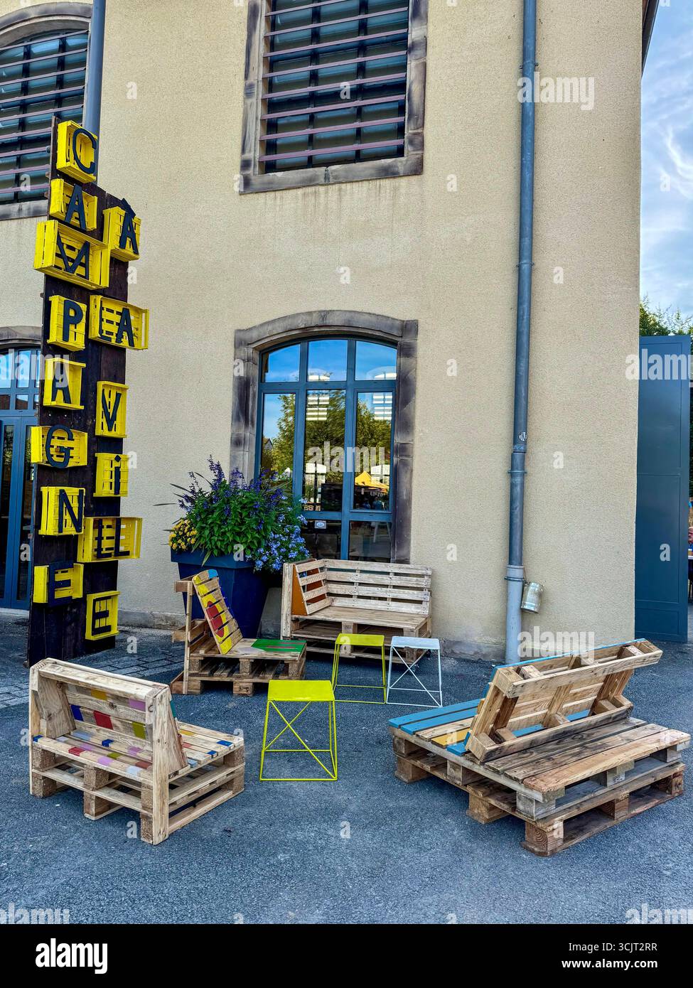 Creativi posti a sedere all'aperto realizzati in pallet di legno con accenti colorati durante l'evento "la campagne a la ville" ad Audincourt. - Immagine stock catturata con smartphone
