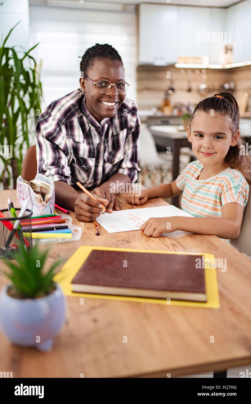 Cucina accogliente: La ragazza si lega con il suo mentore in modo creativo Foto Stock