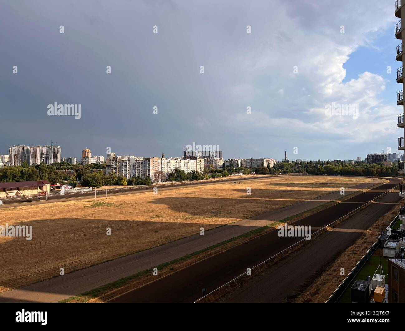 tramonto sulla città, splendidi raggi dorati del sole che tramonta sull'autodromo Foto Stock