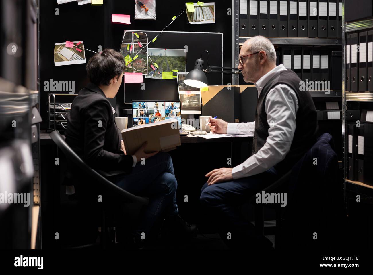 Squadra di investigatori privati che si incontrano con gli associati della polizia in videochiamata, unendo le forze per risolvere un difficile caso penale. Coordinare le strategie investigative e i compiti di applicazione della legge. Foto Stock