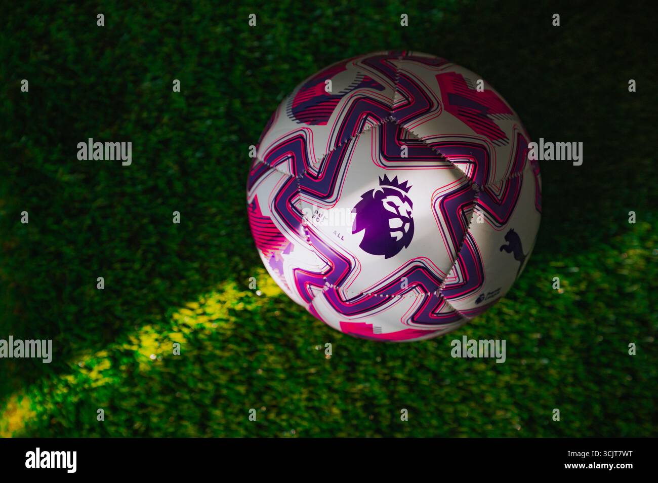 VIENNA, AUSTRIA, 26 MAGGIO 2025: Palla ufficiale Puma Premier League 2025/2026 piazzata su Football Grass Foto Stock