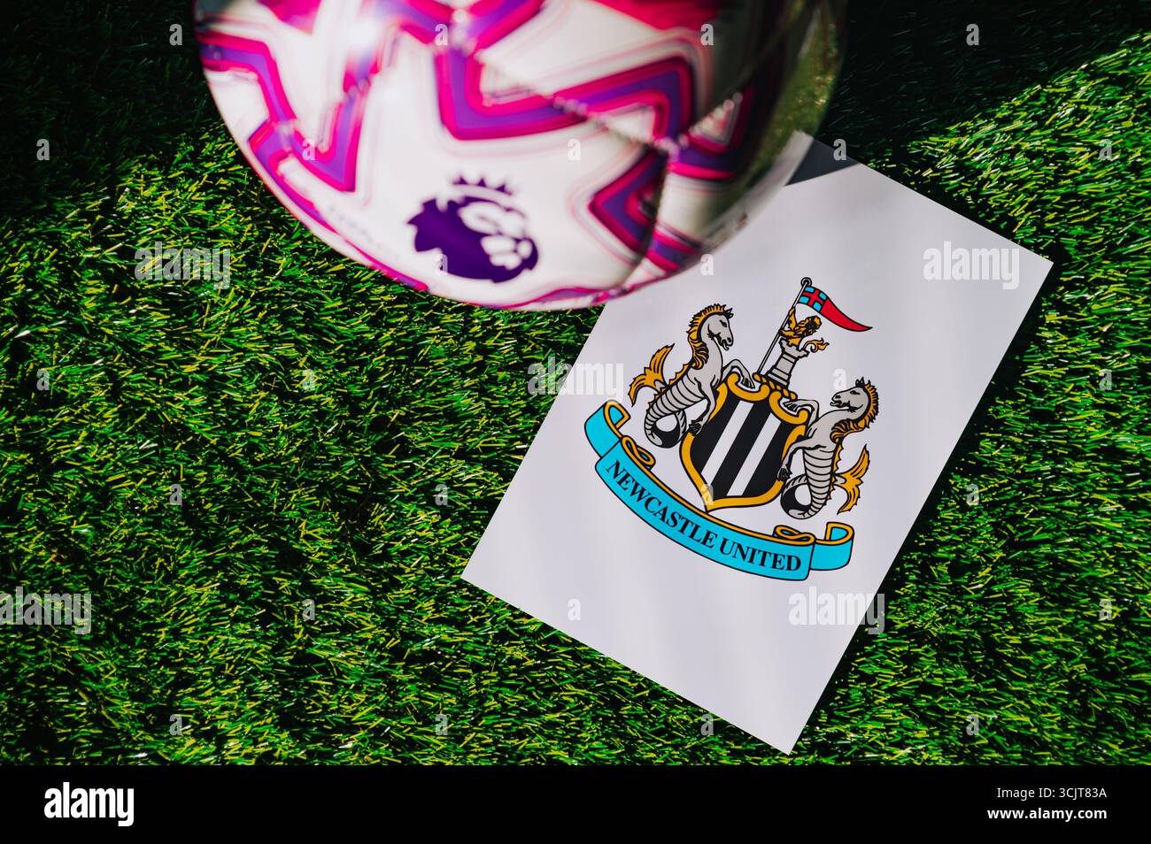 VIENNA, AUSTRIA, 26 MAGGIO 2025: Logo del Newcastle United della squadra di calcio della Premier League. Pallone ufficiale per le stagioni 2025 e 2026. E logo di Soccer cl Foto Stock