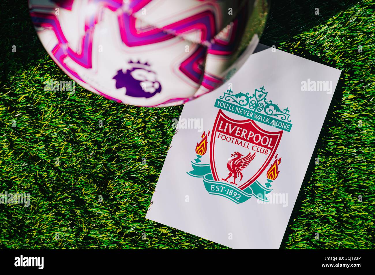 VIENNA, AUSTRIA, 26 MAGGIO 2025: Logo Liverpool della squadra di calcio della Premier League. Pallone ufficiale per le stagioni 2025 e 2026. E logo del club di calcio in m Foto Stock