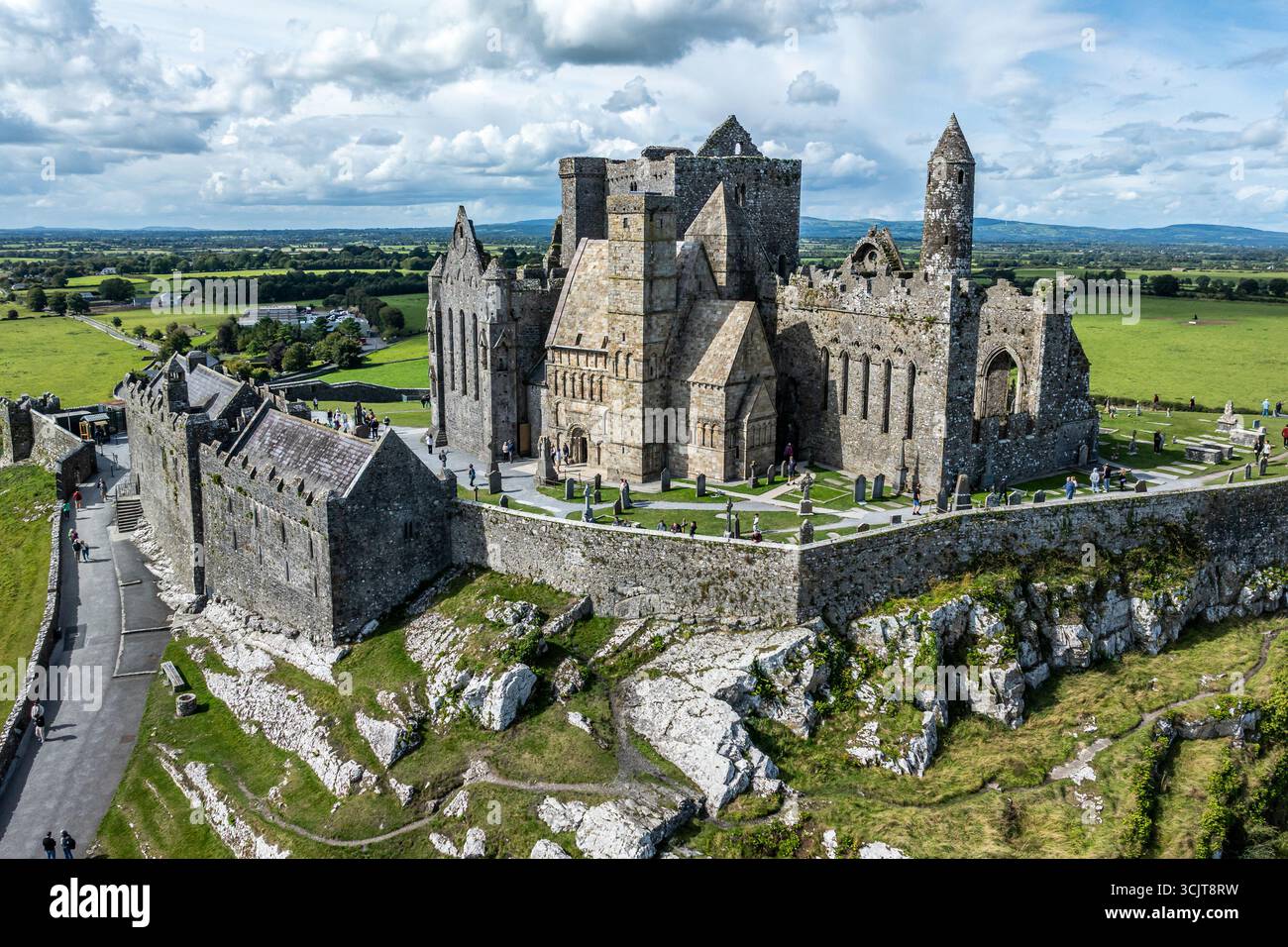 La vista aerea della Rocca di Cashel, conosciuta anche come Cashel dei Re e St. Patrick's Rock, è una storica abbazia irlandese nella contea di Tipperary, Irlanda Foto Stock