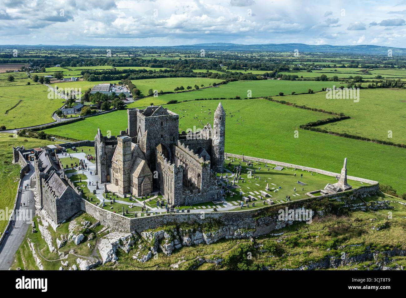 La vista aerea della Rocca di Cashel, conosciuta anche come Cashel dei Re e St. Patrick's Rock, è una storica abbazia irlandese nella contea di Tipperary, Irlanda Foto Stock