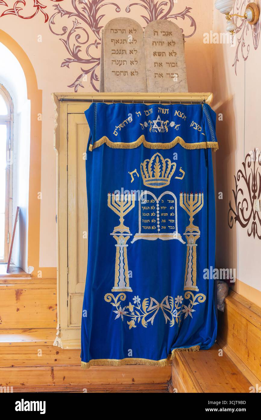 I dieci comandamenti sopra un armadio ricoperti da una tenda con un tema religioso alla grande Sinagoga (1863) ad Akhaltsikhe, Georgia Foto Stock