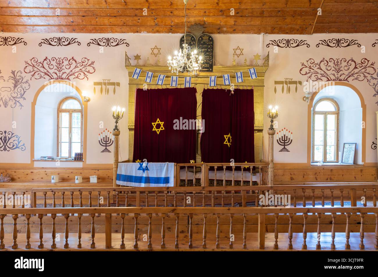 Tende con la stella di David che coprono gli armadi contenenti le casse della Torah Sifrei alla grande Sinagoga (1863) ad Akhaltsikhe, Georgia Foto Stock