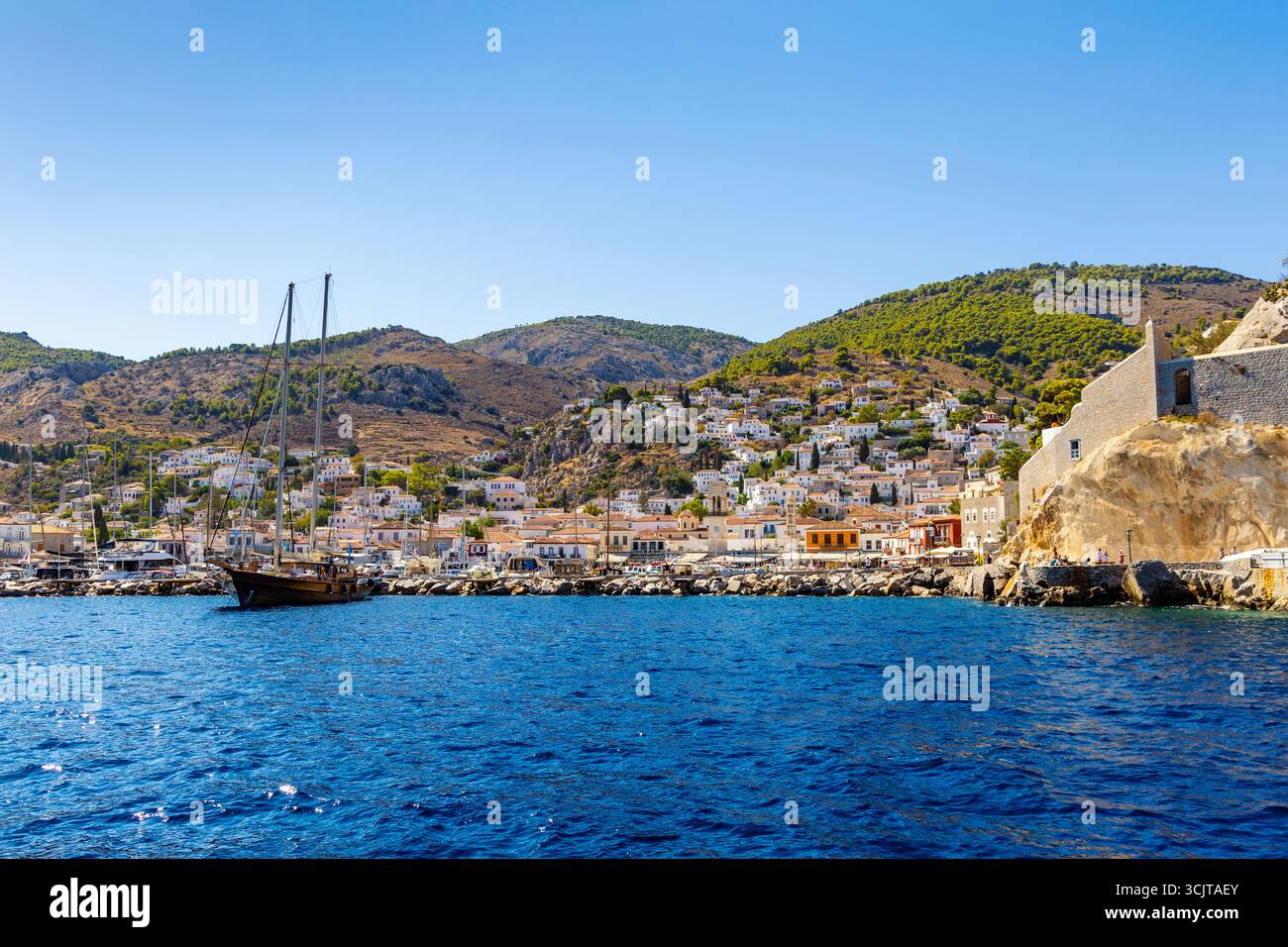 Vista della città di Hydra e del porticciolo, dell'isola di Hydra, delle isole Saroniche, della Grecia Foto Stock