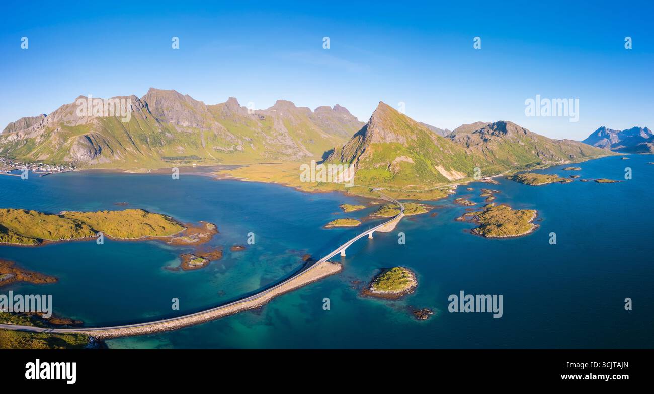 Vista aerea dei ponti che collegano Fredvang a Ramberg in estate. Fredvang, isola di Lofoten, Norvegia, Europa. Foto Stock