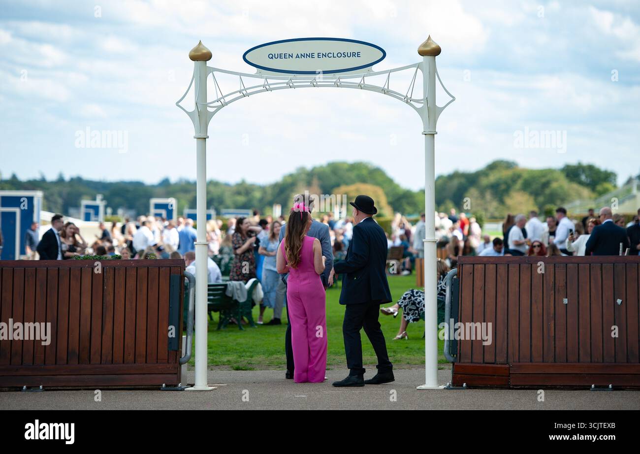 Gli appassionati di corse hanno visto le gare all'ippodromo di Ascot. Crediti JTW equine Images / Alamy Foto Stock