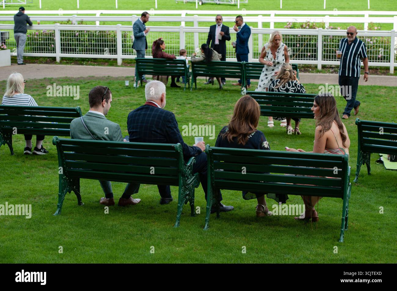 Gli appassionati di corse hanno visto le gare all'ippodromo di Ascot. Crediti JTW equine Images / Alamy Foto Stock