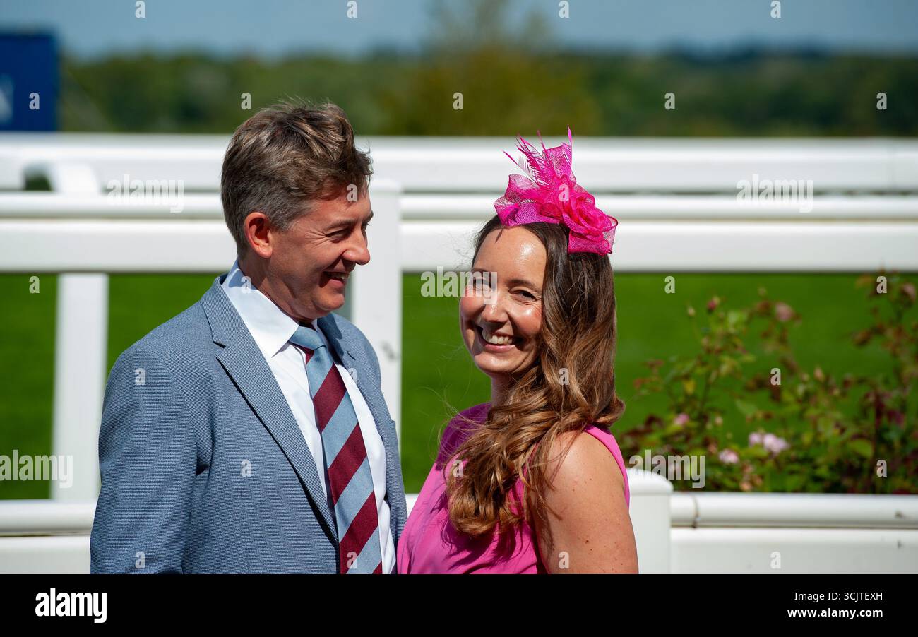 Gli appassionati di corse hanno visto le gare all'ippodromo di Ascot. Crediti JTW equine Images / Alamy Foto Stock