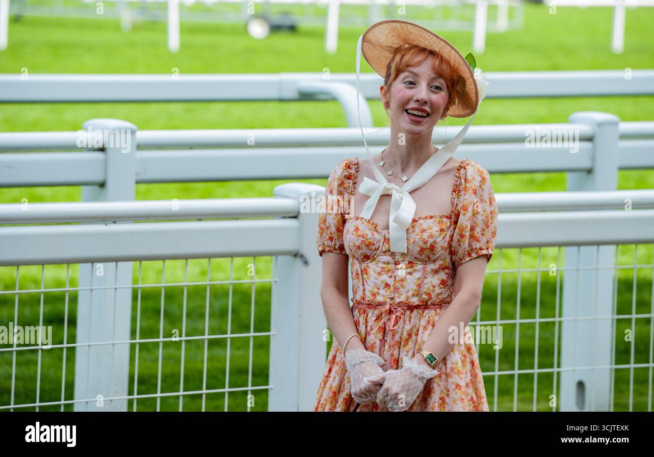 Gli appassionati di corse hanno visto le gare all'ippodromo di Ascot. Crediti JTW equine Images / Alamy Foto Stock